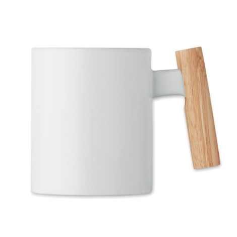Mug en céramique blanc avec anse en bois clair, présenté de profil.