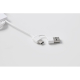 Gros plan sur les connecteurs USB et USB-C blancs, sans personnalisation visible.