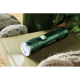 Lampe torche en aluminium vert foncé posée sur une surface textile beige avec pierres et feuillage, marquage visible sur la face