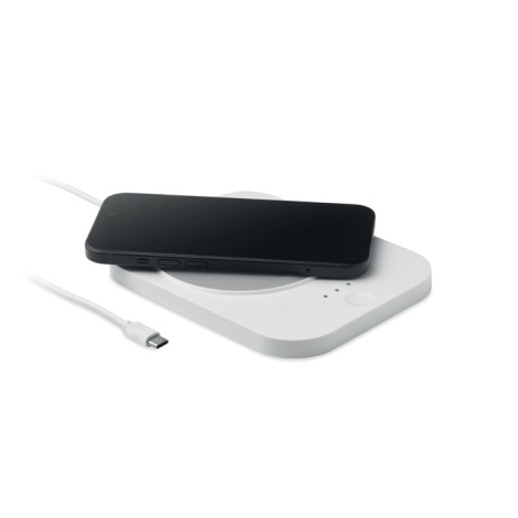 Chargeur à induction blanc en fonctionnement avec smartphone noir placé sur la surface de recharge, sans personnalisation visibl