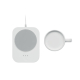 Vue de dessus du chargeur à induction blanc avec câble USB fixé et surface circulaire grise, présenté à côté de la tasse et de s
