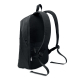 Sac à dos noir vu de dos avec bretelles matelassées et poignée de transport.