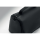 Pochette noire en PU vue de près avec fermetures éclair doubles et poignée supérieure.