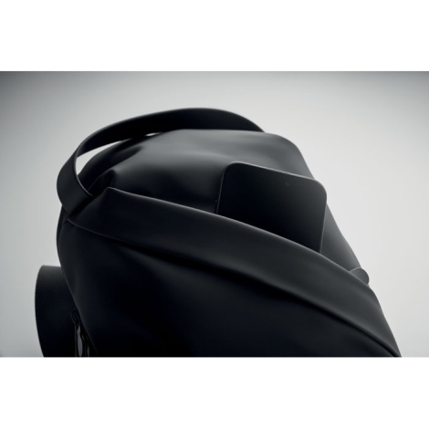 Sac souple noir en PU vu de près avec poche zippée laissant apparaître un smartphone.