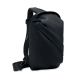 Sac souple noir en PU présenté de trois quarts avec bandoulière réglable et fermeture zippée latérale.