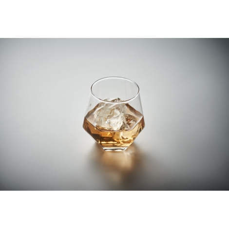 Verre transparent biseauté de 300 ml avec boisson ambrée et glaçons.