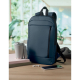 Sac à dos bleu marine en polyester recyclé posé sur une table à côté d’accessoires de bureau.