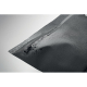 Pochette noire présentée en gros plan avec fermeture zippée recouverte de gouttes d’eau.