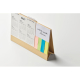 Calendrier de bureau vu de dos avec pages reliées en spirale.