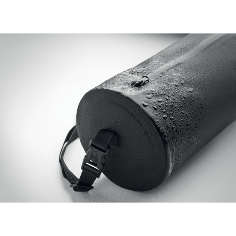 Sac de sport noir en gros plan avec tissu recouvert de gouttes d’eau.