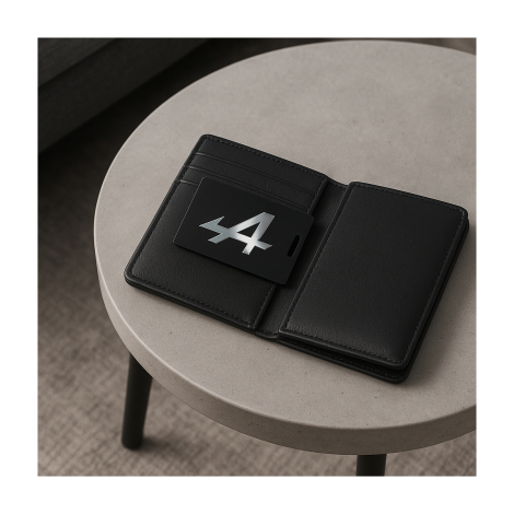 Carte noire posée dans un porte-cartes en cuir noir ouvert, marquage visible sur la face avant