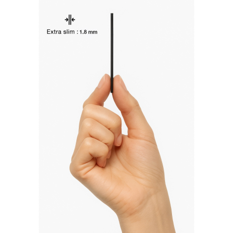 Carte noire très fine tenue de profil entre deux doigts, sans marquage visible