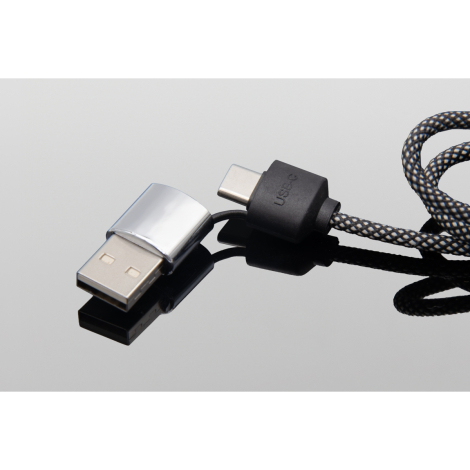 Gros plan d’un connecteur USB argenté relié au câble tressé noir, sans marquage visible.