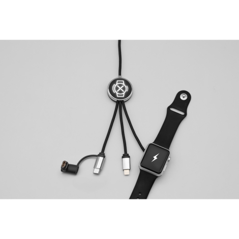 Câble noir avec module rond lumineux relié à une Apple Watch, marquage visible sur le module.