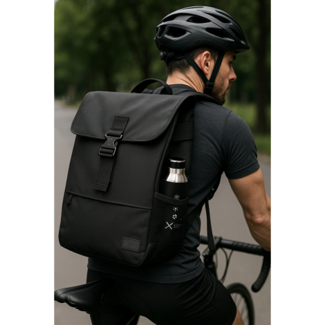 Cycliste avec sac à dos noir, gourde insérée dans la poche latérale en mesh, marquage visible sur la face avant.