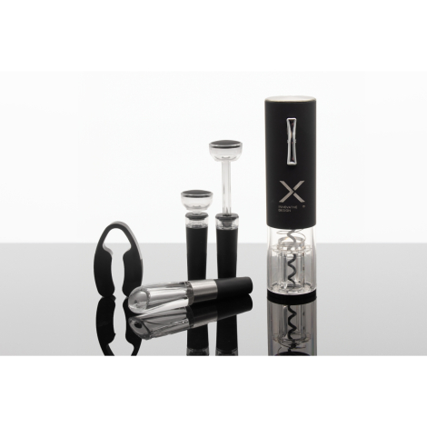 Accessoires de vin regroupés sur surface réfléchissante avec coupe-capsule et bec verseur, marquage visible sur le tire-bouchon.