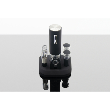 Ensemble d’accessoires sur socle noir avec tire-bouchon électrique, marquage visible sur le tire-bouchon.