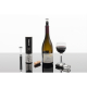 Bouteille de vin et verre rempli posés avec accessoires, marquage visible sur l’emballage cylindrique noir.