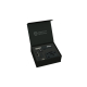 Coffret noir ouvert avec tire-bouchon électrique et accessoires de service rangés dans une mousse, sans personnalisation visible