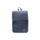 Sac à dos bleu marine vu de face avec poche zippée horizontale et emplacement rectangulaire noir en bas, sans marquage visible.