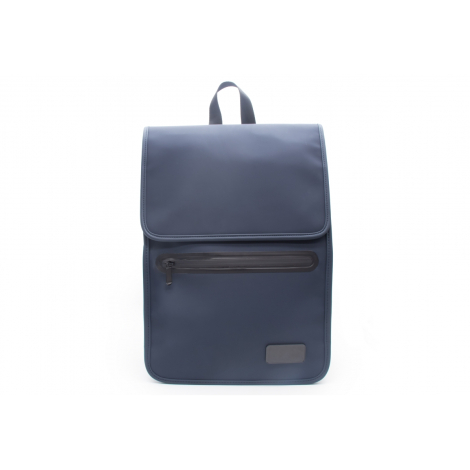 Sac à dos bleu marine vu de face avec poche zippée horizontale et emplacement rectangulaire noir en bas, sans marquage visible.