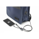Gros plan montrant la fonction de charge avec un smartphone relié au port USB latéral du sac, sans marquage visible.
