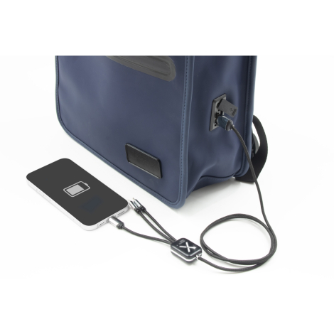 Gros plan montrant la fonction de charge avec un smartphone relié au port USB latéral du sac, sans marquage visible.