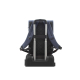 Vue arrière du sac fixé sur la poignée télescopique d’une valise grâce à la bande élastique, sans marquage visible.