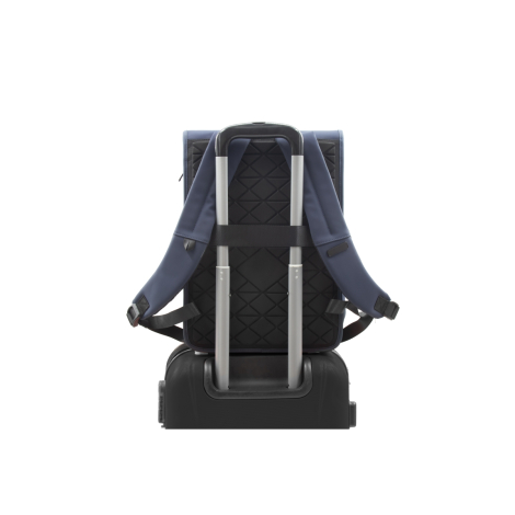 Vue arrière du sac fixé sur la poignée télescopique d’une valise grâce à la bande élastique, sans marquage visible.