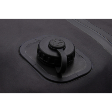Gros plan d’une valve circulaire vissée fixée sur un sac noir, sans marquage visible.