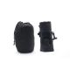 Sac noir cylindrique avec cordon de serrage à côté d’un sac plié avec sangle et valve ronde, sans marquage visible.