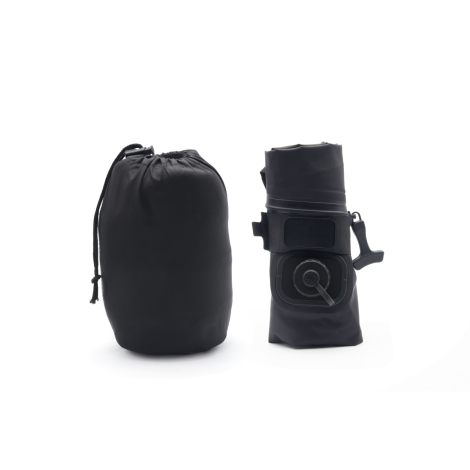 Sac noir cylindrique avec cordon de serrage à côté d’un sac plié avec sangle et valve ronde, sans marquage visible.