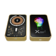 Deux batteries externes à plat : l’une côté technique avec bobine visible, l’autre surface noire à motif lumineux multicolore, s