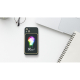 Batterie externe posée au dos d’un smartphone, surface noire avec motif lumineux coloré, sans personnalisation visible.