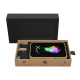 Coffret en carton ouvert avec batterie externe rectangulaire bordée de bambou et câble noir rangé, sans personnalisation visible