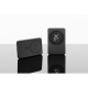 Deux batteries externes rectangulaires noires sur surface réfléchissante, dos visible avec pictogramme et anneau circulaire repl