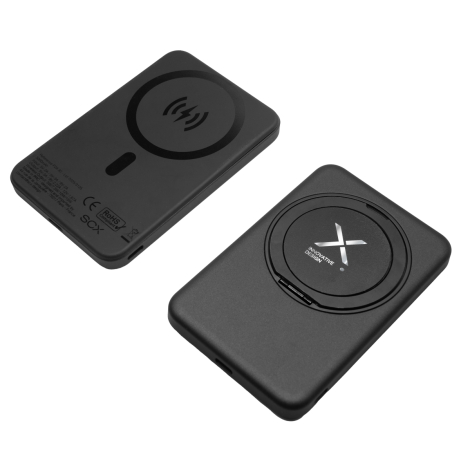 Deux batteries externes noires posées à plat, l’une avec pictogramme de charge au dos, l’autre avec anneau circulaire replié, sa