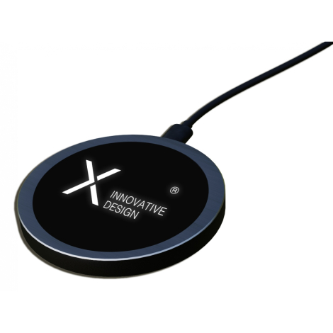 Chargeur circulaire noir brillant connecté par câble noir, sans personnalisation visible.