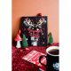 Calendrier de l’Avent en scène avec tasse et décorations de Noël, inscription « Joyeuses Fêtes ».