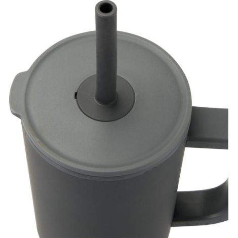 Vue rapprochée d’un gobelet gris 900 ml montrant le couvercle plat avec ouverture centrale et paille silicone.
