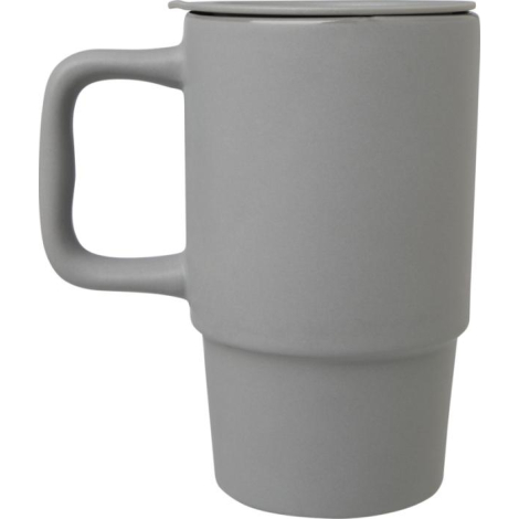 Mug gris 450 ml en céramique avec anse large et couvercle assorti.