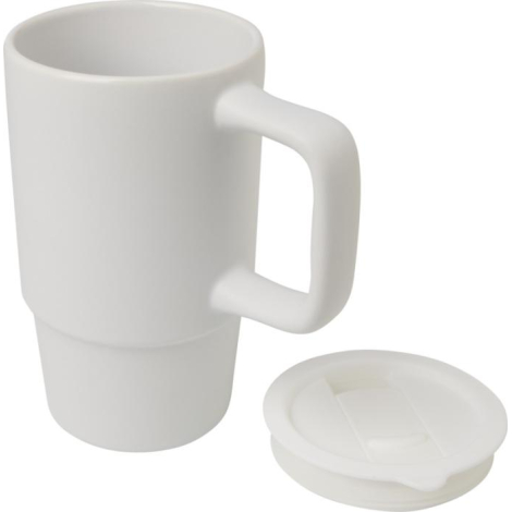 Mug blanc 450 ml en céramique avec anse large, présenté avec couvercle plastique blanc posé à côté.
