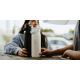 Deux bouteilles 680 ml posées sur une table, l’une noire et l’autre blanche, tenues en main par des personnes, personnalisation 