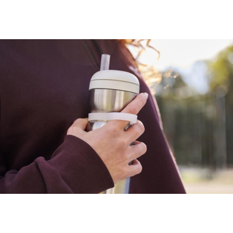 Femme tenant une bouteille Twist inox brossé avec couvercle blanc et paille intégrée, en extérieur.
