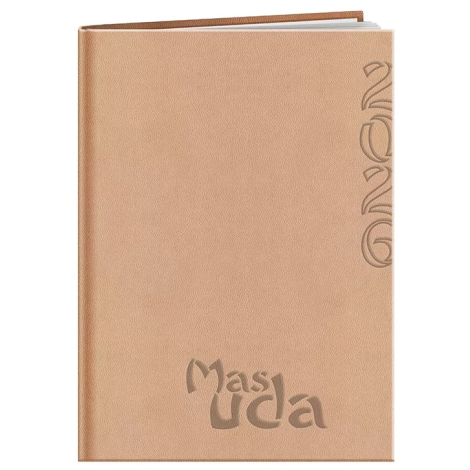 Agenda rigide beige vu de face, marquage en relief vertical côté droit et en bas de la couverture.