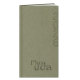Agenda rigide vert présenté de face, marquage en relief vertical côté droit et en bas de la couverture. Agenda rigide vert présenté de face, marquage en relief vertical côté droit et en bas de la couverture.