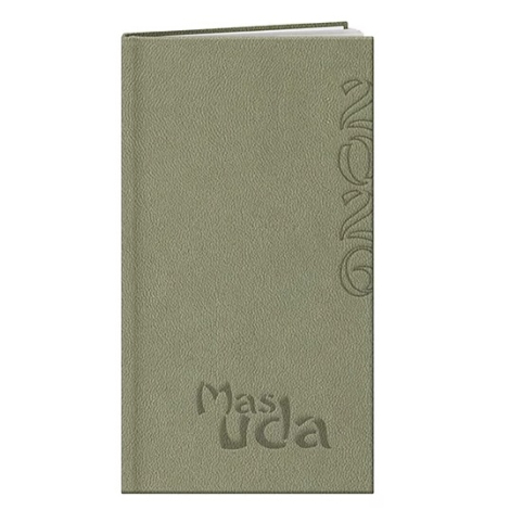 Agenda rigide vert présenté de face, marquage en relief vertical côté droit et en bas de la couverture.