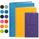 Agenda rigide décliné en trois formats de couleurs bleu, jaune et violet présentés côte à côte, accompagnés d’un nuancier de dou Agenda rigide décliné en trois formats de couleurs bleu, jaune et violet présentés côte à côte, accompagnés d’un nuancier de dou