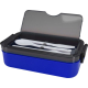 Lunch box bleue ouverte, compartiment supérieur contenant des couverts blancs.
