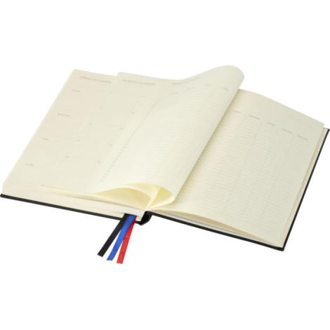 Carnet A5 ouvert montrant ses pages crème imprimées avec colonnes et rubans marque-pages.